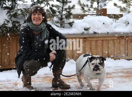 Jane Birkin und ihr Hund Dora posiert bei einer Fotoserie unter dem Schnee während des 13. Comedy-Filmfestivals l'Alpe d'Huez am 20. Januar 2010 in l'Alpe d'Huez, Französische Alpen. Foto von Jeremy Charriau/ABACAPRESS.COM Stockfoto