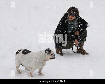 Jane Birkin und ihr Hund Dora posiert bei einer Fotoserie unter dem Schnee während des 13. Comedy-Filmfestivals l'Alpe d'Huez am 20. Januar 2010 in l'Alpe d'Huez, Französische Alpen. Foto von Jeremy Charriau/ABACAPRESS.COM Stockfoto