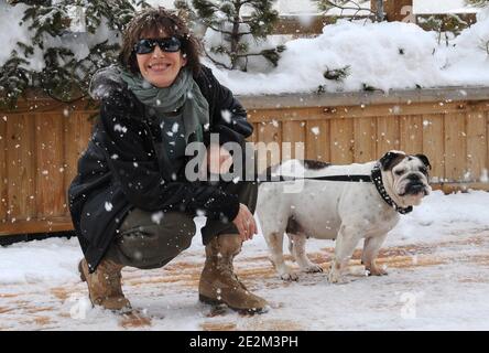 Jane Birkin und ihr Hund Dora posiert bei einer Fotoserie unter dem Schnee während des 13. Comedy-Filmfestivals l'Alpe d'Huez am 20. Januar 2010 in l'Alpe d'Huez, Französische Alpen. Foto von Jeremy Charriau/ABACAPRESS.COM Stockfoto