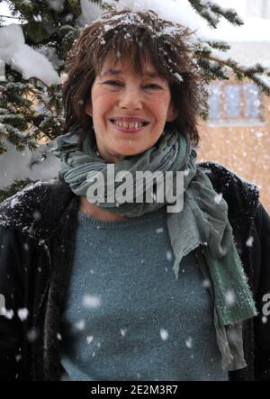 Jane Birkin und ihr Hund Dora posiert bei einer Fotoserie unter dem Schnee während des 13. Comedy-Filmfestivals l'Alpe d'Huez am 20. Januar 2010 in l'Alpe d'Huez, Französische Alpen. Foto von Jeremy Charriau/ABACAPRESS.COM Stockfoto