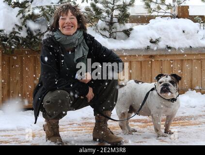 Jane Birkin und ihr Hund Dora posiert bei einer Fotoserie unter dem Schnee während des 13. Comedy-Filmfestivals l'Alpe d'Huez am 20. Januar 2010 in l'Alpe d'Huez, Französische Alpen. Foto von Jeremy Charriau/ABACAPRESS.COM Stockfoto