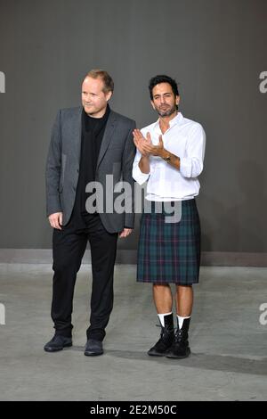 Modedesigner Marc Jacobs tritt am Ende der Louis Vuitton Herren Fashion Herbst Winter 2010-11 Kollektion auf, die während der Paris Men's Fashion Week am 21. Januar 2010 in Paris, Frankreich, präsentiert wurde. Foto von Thierry Orban/ABACAPRESS.COM Stockfoto