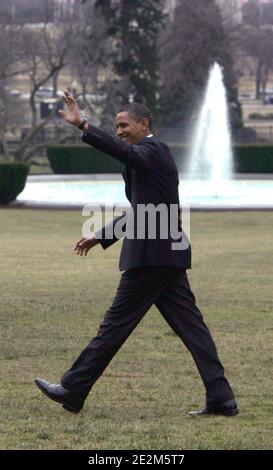 Präsident Barack Obama winkt, als er vom Oval Office zum Marine One geht, während er am 22. januar 2010 zu einer Reise nach Lorain County, Ohio, in Washington DC, USA, aufbricht. Foto von Dennis Brack/ABACAPRESS.COM (im Bild: Barack Obama) Stockfoto