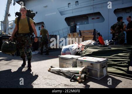 Ein holländisches Schiff mit 77 holländischen Soldaten und Hilfsgütern aus Curacao wird am 21. Januar 2010 im Industriehafen in der Innenstadt von Port-au-Prince, Haiti, entladen. Foto von Sophia Paris/UN via ABACAPRESS.COM Stockfoto