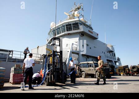 Ein holländisches Schiff mit 77 holländischen Soldaten und Hilfsgütern aus Curacao wird am 21. Januar 2010 im Industriehafen in der Innenstadt von Port-au-Prince, Haiti, entladen. Foto von Sophia Paris/UN via ABACAPRESS.COM Stockfoto