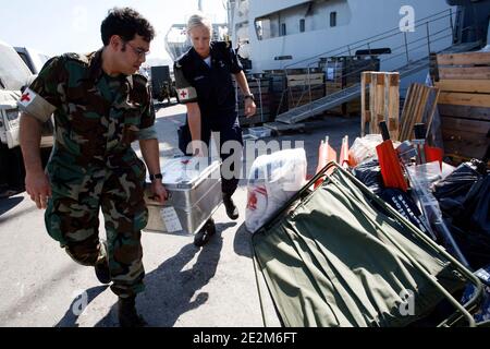 Ein holländisches Schiff mit 77 holländischen Soldaten und Hilfsgütern aus Curacao wird am 21. Januar 2010 im Industriehafen in der Innenstadt von Port-au-Prince, Haiti, entladen. Foto von Sophia Paris/UN via ABACAPRESS.COM Stockfoto