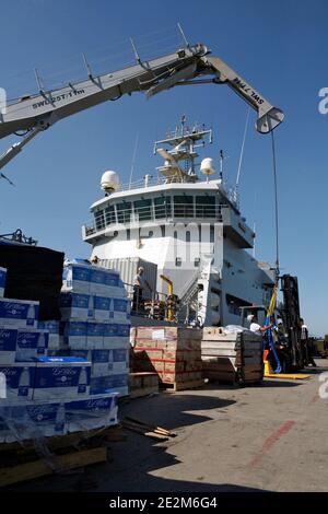 Ein holländisches Schiff mit 77 holländischen Soldaten und Hilfsgütern aus Curacao wird am 21. Januar 2010 im Industriehafen in der Innenstadt von Port-au-Prince, Haiti, entladen. Foto von Sophia Paris/UN via ABACAPRESS.COM Stockfoto