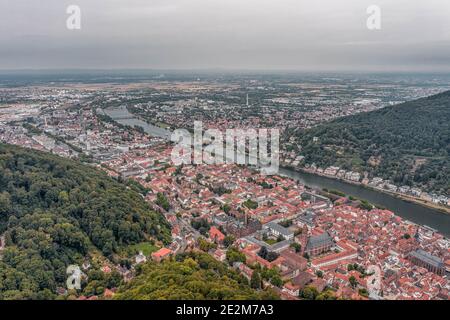 Luftdrohnenaufnahme von Heidelberg vom Königsstuhl-Hügel in bewölktem Himmel Sommermorgen Stockfoto