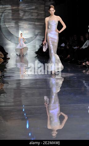 Ein Model trägt eine Kreation im Rahmen der Giorgio Armani Frühjahr-Sommer 2010 Haute-Couture Modenschau in Paris, Frankreich, am 25. Januar 2010 . Foto von Nicolas Gouhier/ABACAPRESS.COM Stockfoto