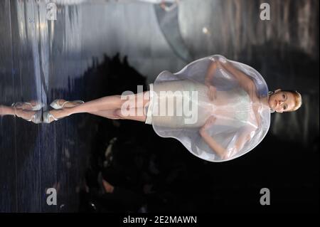Ein Model trägt eine Kreation im Rahmen der Giorgio Armani Frühjahr-Sommer 2010 Haute-Couture Modenschau in Paris, Frankreich, am 25. Januar 2010 . Foto von Nicolas Gouhier/ABACAPRESS.COM Stockfoto