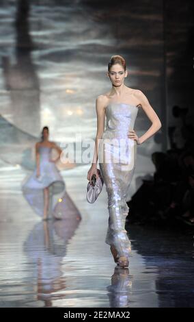 Ein Model trägt eine Kreation im Rahmen der Giorgio Armani Frühjahr-Sommer 2010 Haute-Couture Modenschau in Paris, Frankreich, am 25. Januar 2010 . Foto von Nicolas Gouhier/ABACAPRESS.COM Stockfoto