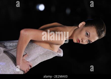 Ein Model trägt eine Kreation im Rahmen der Giorgio Armani Frühjahr-Sommer 2010 Haute-Couture Modenschau in Paris, Frankreich, am 25. Januar 2010 . Foto von Nicolas Gouhier/ABACAPRESS.COM Stockfoto