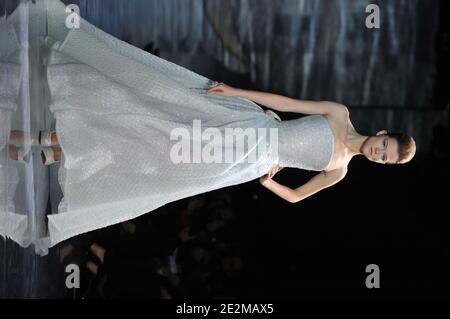 Ein Model trägt eine Kreation im Rahmen der Giorgio Armani Frühjahr-Sommer 2010 Haute-Couture Modenschau in Paris, Frankreich, am 25. Januar 2010 . Foto von Nicolas Gouhier/ABACAPRESS.COM Stockfoto