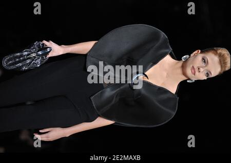 Ein Model trägt eine Kreation im Rahmen der Giorgio Armani Frühjahr-Sommer 2010 Haute-Couture Modenschau in Paris, Frankreich, am 25. Januar 2010 . Foto von Nicolas Gouhier/ABACAPRESS.COM Stockfoto
