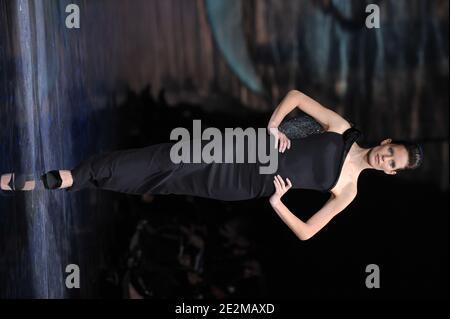 Ein Model trägt eine Kreation im Rahmen der Giorgio Armani Frühjahr-Sommer 2010 Haute-Couture Modenschau in Paris, Frankreich, am 25. Januar 2010 . Foto von Nicolas Gouhier/ABACAPRESS.COM Stockfoto