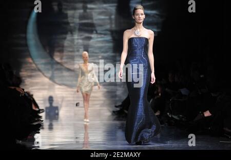 Ein Model trägt eine Kreation im Rahmen der Giorgio Armani Frühjahr-Sommer 2010 Haute-Couture Modenschau in Paris, Frankreich, am 25. Januar 2010 . Foto von Nicolas Gouhier/ABACAPRESS.COM Stockfoto
