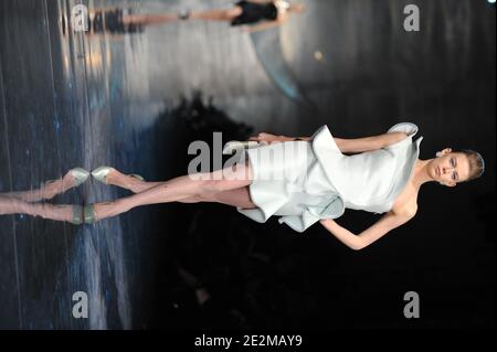 Ein Model trägt eine Kreation im Rahmen der Giorgio Armani Frühjahr-Sommer 2010 Haute-Couture Modenschau in Paris, Frankreich, am 25. Januar 2010 . Foto von Nicolas Gouhier/ABACAPRESS.COM Stockfoto