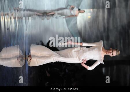 Ein Model trägt eine Kreation im Rahmen der Giorgio Armani Frühjahr-Sommer 2010 Haute-Couture Modenschau in Paris, Frankreich, am 25. Januar 2010 . Foto von Nicolas Gouhier/ABACAPRESS.COM Stockfoto