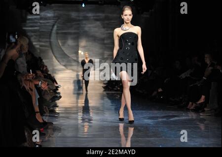 Ein Model trägt eine Kreation im Rahmen der Giorgio Armani Frühjahr-Sommer 2010 Haute-Couture Modenschau in Paris, Frankreich, am 25. Januar 2010 . Foto von Nicolas Gouhier/ABACAPRESS.COM Stockfoto