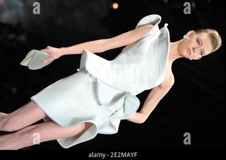 Ein Model trägt eine Kreation im Rahmen der Giorgio Armani Frühjahr-Sommer 2010 Haute-Couture Modenschau in Paris, Frankreich, am 25. Januar 2010 . Foto von Nicolas Gouhier/ABACAPRESS.COM Stockfoto