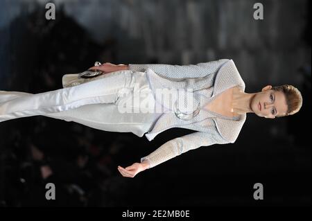 Ein Model trägt eine Kreation im Rahmen der Giorgio Armani Frühjahr-Sommer 2010 Haute-Couture Modenschau in Paris, Frankreich, am 25. Januar 2010 . Foto von Nicolas Gouhier/ABACAPRESS.COM Stockfoto