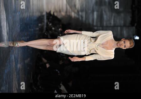 Ein Model trägt eine Kreation im Rahmen der Giorgio Armani Frühjahr-Sommer 2010 Haute-Couture Modenschau in Paris, Frankreich, am 25. Januar 2010 . Foto von Nicolas Gouhier/ABACAPRESS.COM Stockfoto
