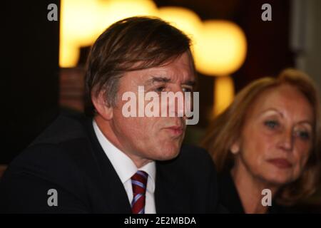 Stellvertreter von Gard Yvan Lachaud während der Pressekonferenz von Herve Morin, französischer Verteidigungsminister, Bürgermeister von Epaignes und Präsident der politischen Partei des Neuen Zentrums im Café de la Poste in Perpignan, Frankreich am 25. Januar 2010. Foto von Michel Clementz/ABACAPRESS.COM Stockfoto