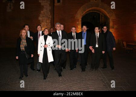 Der französische Verteidigungsminister und Bürgermeister von Epaigne, Herve Morin, der Bürgermeister von Prade, Jean Castex und Annabelle Brunet während der Pressekonferenz von Herve Morin, der französische Verteidigungsminister, der Bürgermeister von Epaignes und der Präsident der politischen Partei des Neuen Zentrums im Café de la Poste in Perpignan, Frankreich am 25. Januar 2010. Foto von Michel Clementz/ABACAPRESS.COM Stockfoto