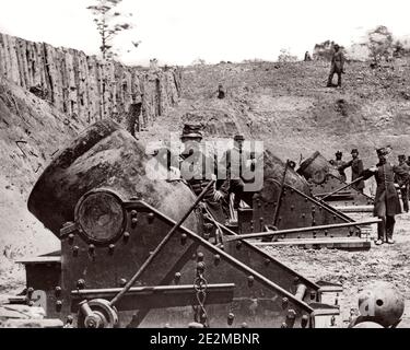 1860ER JAHRE FEDERAL BATTERIE MIT DREI 13 ZOLL SEEKUAST MÖRTEL MODELL 1861 VERWENDET WÄHREND DER BELAGERUNG VON YORKTOWN VIRGINIA UM 1862 - H8893 SPL001 HARS UND AUSSEN LEISTUNGSSTARK FIXIERT DER UP BATTERIE ZWISCHEN KANONEN BESETZUNGEN UNIFORMEN VERWENDET 1860ER YORKTOWN ZOLL US ARMY MÖRSER 13 GEBAUT CIRCA FEUERWAFFEN FEUERWAFFEN BEFESTIGUNGSANLAGEN HUGE YORK RIVER 1862 AMERIKANISCHE BÜRGERKRIEG ARTILLERIE SCHLACHTEN SCHWARZ UND WEISSE GUSSEISEN BÜRGERKRIEGKONFLIKTE WÄHREND FEDERAL OLD DIE „FASHIONED RIVERS“ WERDEN Stockfoto