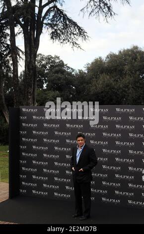 Schauspieler Benicio Del Toro posiert bei einer Fotoaufnahme, um am 27. Januar 2010 den Film "der Wolfman" in Rom, Italien, zu promoten. Foto von Eric Vandeville/ABACAPRESS.COM Stockfoto