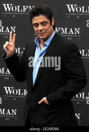 Schauspieler Benicio Del Toro posiert bei einer Fotoaufnahme, um am 27. Januar 2010 den Film "der Wolfman" in Rom, Italien, zu promoten. Foto von Eric Vandeville/ABACAPRESS.COM Stockfoto