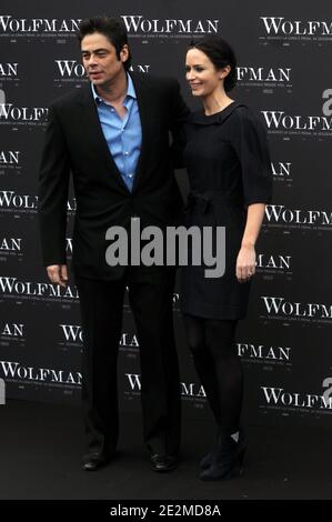 Die Schauspieler Benicio Del Toro und Emily Blunt posieren auf einer Fotozelle, um am 27. Januar 2010 in Rom, Italien, für den Film 'der Wolfman' zu werben. Foto von Eric Vandeville/ABACAPRESS.COM Stockfoto