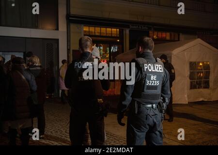 14. Januar 2021, Berlin: Polizisten und Passanten stehen vor einem Gastronomiebetrieb in der Kollwitzstraße. Wegen der Verletzung der Corona-Regeln war die Berliner Polizei am Donnerstagabend in einem Restaurant im Berliner Stadtteil Prenzlauer Berg im Einsatz. Eine größere Versammlung von Menschen dort habe sich nicht korona-konform verhalten, sagte ein Sprecher des Lagezentrums. Laut einem Bericht des Tagesspiegels (online) war es ein Treffen von "Querdenkern" in einer Bar. Es war geplant, eine Party zu gründen. Das Meeting wurde per Livestream auf Youtube übertragen - auch wenn Stockfoto