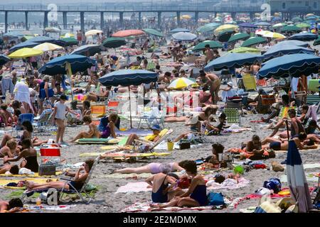 80ER JAHRE ÜBERFÜLLT SOMMER ÖFFENTLICHEN STRAND ATLANTIC CITY NEW JERSEY USA - KB26059 NET002 HARS PERSONEN MÄNNER RISIKO REGENSCHIRME SONNENBADEN SAMMELN IM SOMMER IST EIN AUSFLUG AUSSERHALB DES STÄDTISCHEN STADTZENTRUMS IM HOCHWINKEL MÖGLICH ERHOLUNG ERHOLUNG ERHOLUNG STRAND STRÄNDE URLAUB NJ JERSEY KÜSTE MID-ATLANTIC KONZEPTIONELL OSTKÜSTE FLUCHT SANDIG VERSCHIEDENE NEW JERSEY ABWECHSLUNGSREICHE ZUSAMMENARBEIT ENTSPANNUNG JAHRESZEIT SONNENANBETER DRÄNGEN URLAUB ALTMODISCH Stockfoto