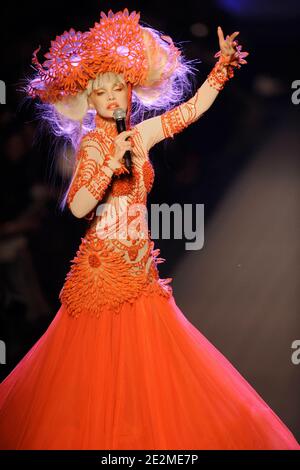 Die französische Schauspielerin und Sängerin Arielle Dombasle tritt am 27. Januar 2010 während der Modeschau Haute Couture 2010 von Jean-Paul Gaultier in Paris auf. Foto von Thierry Orban/ABACAPRESS.COM Stockfoto