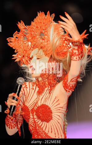 Die französische Schauspielerin und Sängerin Arielle Dombasle tritt am 27. Januar 2010 während der Modeschau Haute Couture 2010 von Jean-Paul Gaultier in Paris auf. Foto von Thierry Orban/ABACAPRESS.COM Stockfoto