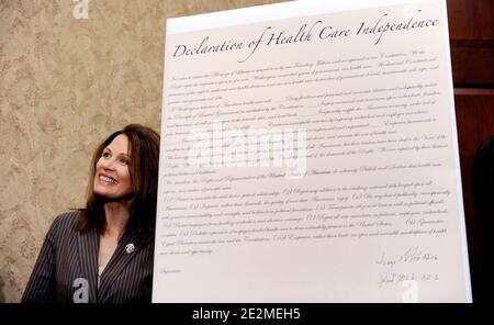 Der US-Repräsentant Michele Bachmann (MN-06) enthüllt am 27. Januar 2010 in Washington, DC, die Unabhängigkeitserklärung des Gesundheitswesens auf dem Capitol Hill. Die Declaration of Health Care Independence ist eine Verpflichtung, die Rechte der amerikanischen Bevölkerung zu schützen, ihre eigenen Gesundheitsentscheidungen zu treffen, bürokratische Bürokratie abzubauen, die Schulden zwischen den Generationen zu verringern, und enthält 10 gesunde-Menschenverstand-Prinzipien, die in zukünftige Gesundheitsreformen aufgenommen werden müssen. Foto von Olivier Douliery /ABACAPRESS.COM (im Bild: Michele Bachmann ) Stockfoto