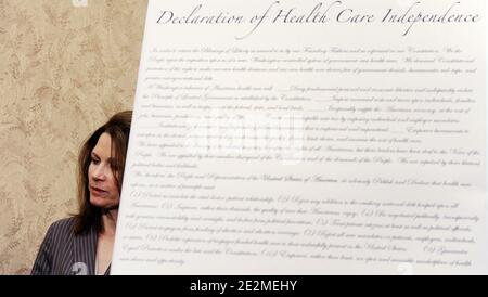 Der US-Repräsentant Michele Bachmann (MN-06) enthüllt am 27. Januar 2010 in Washington, DC, die Unabhängigkeitserklärung des Gesundheitswesens auf dem Capitol Hill. Die Declaration of Health Care Independence ist eine Verpflichtung, die Rechte der amerikanischen Bevölkerung zu schützen, ihre eigenen Gesundheitsentscheidungen zu treffen, bürokratische Bürokratie abzubauen, die Schulden zwischen den Generationen zu verringern, und enthält 10 gesunde-Menschenverstand-Prinzipien, die in zukünftige Gesundheitsreformen aufgenommen werden müssen. Foto von Olivier Douliery /ABACAPRESS.COM (im Bild: Michele Bachmann ) Stockfoto