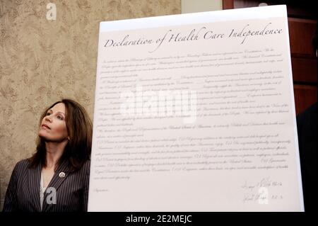 Der US-Repräsentant Michele Bachmann (MN-06) enthüllt zusammen mit den Republikanern des Repräsentantenhauses und des Senats die Unabhängigkeitserklärung des Gesundheitswesens auf dem Capitol Hill in Washington, DC, 27. Januar 2010 . Die Declaration of Health Care Independence ist eine Verpflichtung, die Rechte der amerikanischen Bevölkerung zu schützen, ihre eigenen Gesundheitsentscheidungen zu treffen, bürokratische Bürokratie abzubauen, die Schulden zwischen den Generationen zu verringern, und enthält 10 gesunde-Menschenverstand-Prinzipien, die in zukünftige Gesundheitsreformen aufgenommen werden müssen. Foto von Olivier Douliery /ABACAPRESS.COM (im Bild: Michele Bachmann ) Stockfoto