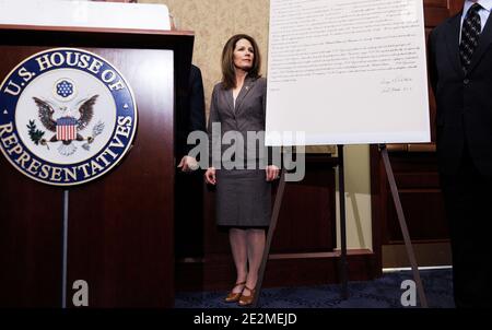 US-Repräsentant Michele Bachmann (MN-06), enthüllt die Unabhängigkeitserklärung des Gesundheitswesens auf dem Capitol Hill, in Washington, DC, 27. Januar 2010 . Die Declaration of Health Care Independence ist eine Verpflichtung, die Rechte der amerikanischen Bevölkerung zu schützen, ihre eigenen Gesundheitsentscheidungen zu treffen, bürokratische Bürokratie abzubauen, die Schulden zwischen den Generationen zu verringern, und enthält 10 gesunde-Menschenverstand-Prinzipien, die in zukünftige Gesundheitsreformen aufgenommen werden müssen. Foto von Olivier Douliery /ABACAPRESS.COM (im Bild: Michele Bachmann ) Stockfoto