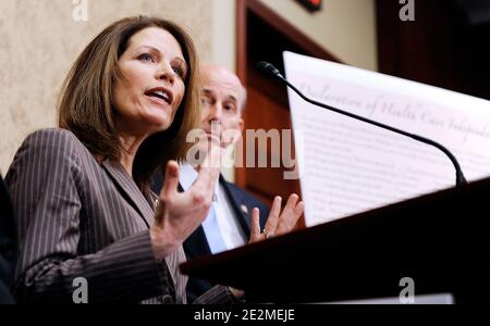 Der US-Repräsentant Michele Bachmann (MN-06), zusammen mit den Republikanern des Repräsentantenhauses und des Senats, enthüllt am 27. Januar 2010 die Unabhängigkeitserklärung des Gesundheitswesens auf dem Capitol Hill in Washington, DC. Die Declaration of Health Care Independence ist eine Verpflichtung, die Rechte der amerikanischen Bevölkerung zu schützen, ihre eigenen Gesundheitsentscheidungen zu treffen, bürokratische Bürokratie abzubauen, die Schulden zwischen den Generationen zu verringern, und enthält 10 gesunde-Menschenverstand-Prinzipien, die in zukünftige Gesundheitsreformen aufgenommen werden müssen. Foto von Olivier Douliery /ABACAPRESS.COM (im Bild: Michele Bachmann ) Stockfoto