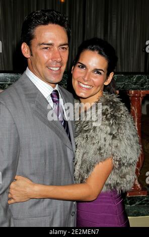 Angie Harmon und Jason Sehorn kommen zum 15. Jährlichen Saks Fifth Avenue's unvergesslichen Abend im Beverly Wilshire Four Seasons Hotel in Los Angeles, CA, USA am 27. Januar 2010. Foto von Baxter/ABACAPRESS.COM Stockfoto