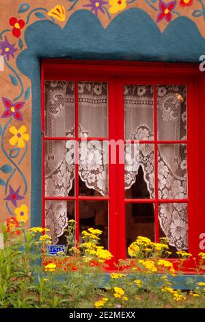 1990 BUNT BEMALTE FENSTER AUF ADOBE WAND SANTA FE NM USA - KD6504 HFF002 HARS NORTH AMERICAN MEXICO FELSSTRUKTUR PROPERTY DETAILS ÄUSSERE STOLZ FENSTERSCHEIBEN LACKIERT IMMOBILIEN-STRUKTUREN FE IMAGINATION STILVOLLE ARCHITEKTUR DETAIL EDIFICE SÜDWESTEN ADOBE KREATIVITÄT NEU MEXICO ROCKY MOUNTAINS NM ALTMODISCH Stockfoto