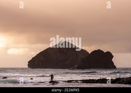 Surfer am Mosteiros Strand, Sao Miguel Insel, Azoren. Stockfoto