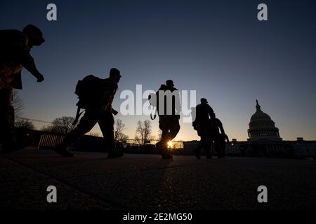 Washington, Usa. Januar 2021. US-Soldaten und Flieger mit der Nationalgarde von New Jersey kommen im Capitol an, um nach dem Aufstand von Pro-Trump-Randalierern Sicherheitspositionen einzurichten 12. Januar 2021 in Washington, DCMehr als 10,000 Soldaten der Nationalgarde wurden eingesetzt, um die 59. Amtseinführung des Präsidenten zu gewährleisten. Quelle: Planetpix/Alamy Live News Stockfoto