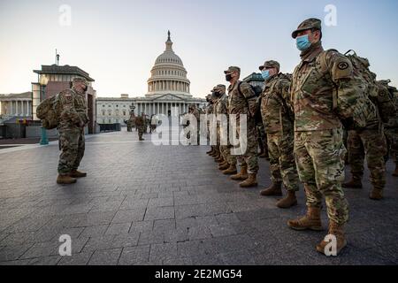 Washington, Usa. Januar 2021. US-Soldaten und Flieger mit der Nationalgarde sorgen für Sicherheit im Kapitol für die 59. Amtseinführung des Präsidenten 12. Januar 2021 in Washington, DC Mehr als 10,000 Soldaten der Nationalgarde wurden nach dem Aufstand der Pro-Trump-Randalierer eingesetzt, um Sicherheit zu gewährleisten. Quelle: Planetpix/Alamy Live News Stockfoto