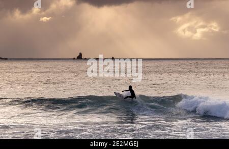 Surfer am Mosteiros Strand, Sao Miguel Insel, Azoren. Stockfoto