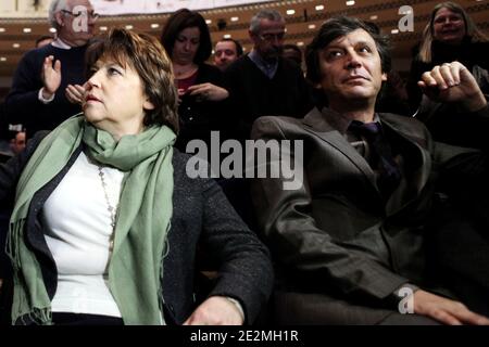 Die erste Sekretärin der Sozialistischen Partei (PS), Martine Aubry, und der französische sozialistische Senator David Assouline nehmen am 31. Januar 2010 an der nationalen Versammlung der Sekretäre der Sektion der Sozialistischen Partei im Mutualiten in Paris, Frankreich, Teil. Foto von Stephane Lemouton/ABACAPRESS.COM Stockfoto