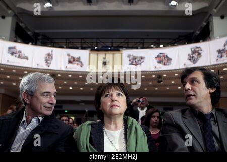 Am 31. Januar 2010 nehmen der Präsident des Generalrats von seine-Saint-Denis, Claude Bartolone und der erste Sekretär der Sozialistischen Partei (PS), Martine Aubry und der französische sozialistische Senator David Assouline an der nationalen Versammlung der Sekretäre der Sektion der Sozialistischen Partei in der Mutualite in Paris, Frankreich, Teil. Foto von Stephane Lemouton/ABACAPRESS.COM Stockfoto