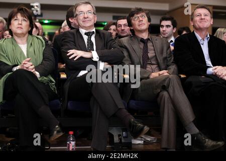 Die erste Sekretärin der Sozialistischen Partei (PS), Martine Aubry, Kandidat für regionale Wahlen im Zentrum der Region, Francois Bonneau, der französische sozialistische Senator David Assouline und Vincent Peillon nehmen am 31. Januar 2010 an der nationalen Versammlung der Sekretäre der Sektion der Sozialistischen Partei in der Mutualite in Paris, Frankreich, Teil. Foto von Stephane Lemouton/ABACAPRESS.COM Stockfoto